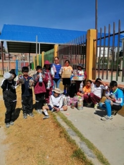 Extend Verde entrega ecoladrillos a la escuela Willcacota. Foto cortesía de Extend Verde.