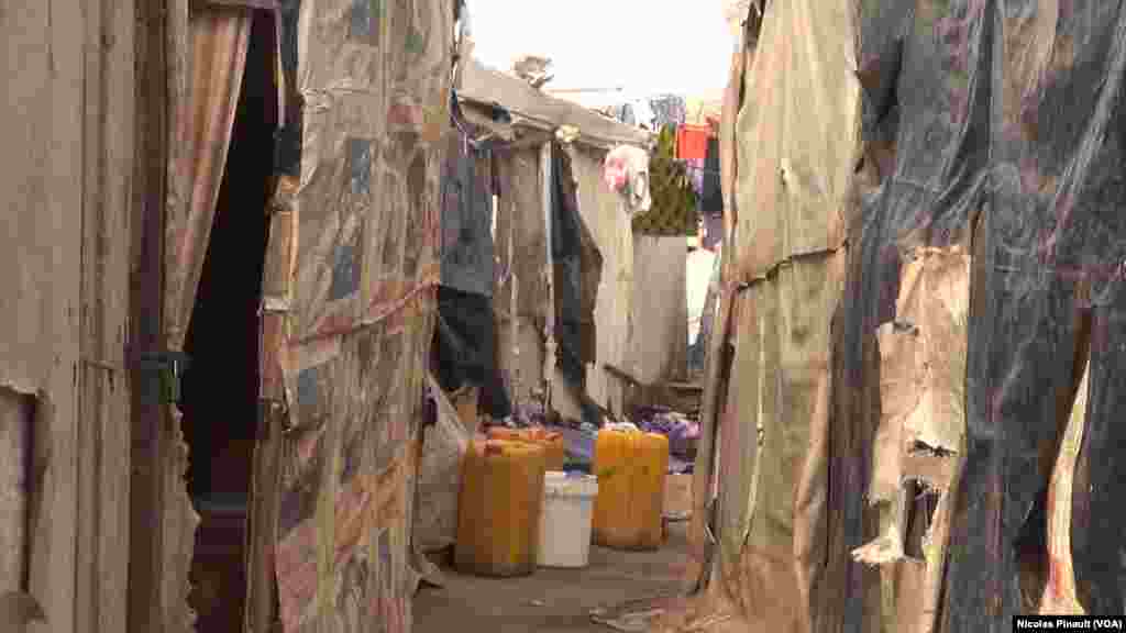 Tantunan Da 'Yan Gudun Hijira Ke Kwana A Sansanin Kuchugoro, Abuja Najeriya. 