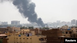 ARCHIVES - De la fumée s'élève des avions en feu à l'intérieur de l'aéroport de Khartoum lors des affrontements entre les forces paramilitaires de soutien rapide et l'armée soudanaise à Khartoum.