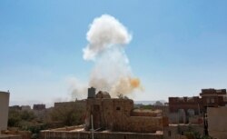 Asap mengepul setelah serangan udara pimpinan Saudi di pangkalan militer di Sanaa, Yaman, 7 Maret 2021. (Foto: AP)