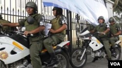Soldados de Guatemala patrullando frente a un puesto de votación en la capital del país, Ciudad de Guatemala.