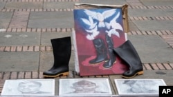 Archivo- Objetos de personas que se presume que murieron en manos de las fuerzas de seguridad expuestas en la plaza de Bolívar durante una protesta contra las muertes de civiles en el estallido social de Colombia, en Bogotá, Colombia, el 30 de agosto de 2021.