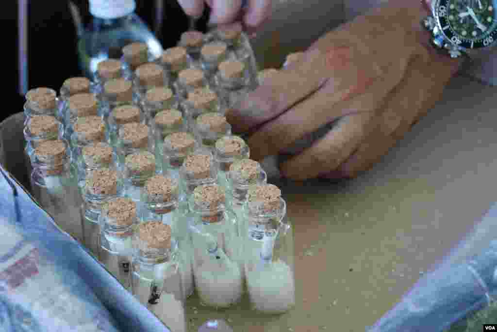 大會準備300多樽用小玻璃樽裝著的鹽派發給參加者,寓意「爭取普選要有尊嚴」(美國之音湯惠芸拍攝)