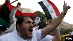 Demo terus berlanjut menyuarakan dukungan bagi anti-rezim di Suriah, seperti yang dilakukan warga Kairo di depan kantor pusat Liga Arab (16/10).