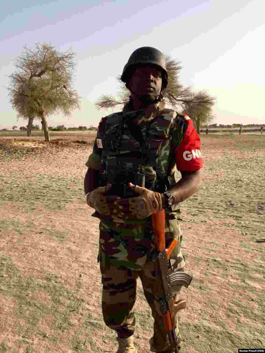 Wani sojan Nijar mai suna lieutenant Moussa Daouda Rabiou,yana sintiri a kusa da kogin Komadougou, wanda ya raba Nijar da Najeriya