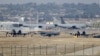 资料图片：在土耳其阿达纳的因吉利克空军基地，一架土耳其空军 F-16 战斗机出现在美国空军 A-10 霹雳II 战斗机之间。