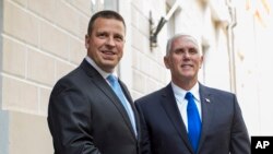 អនុប្រធានាធិបតី​អាមេរិក Mike Pence (ស្តាំ) និង​នាយក​រដ្ឋ​មន្ត្រី​អេស្តូនី Juri Ratas ថត​រូប​មុន​ពេល​ជួប​ប្រជុំ​នៅ​អាគារ​រដ្ឋាភិបាល​ កាល​ពី​ថ្ងៃទី​៣០ ខែ​កក្កដា។