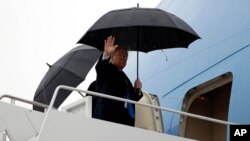 Predsednik Tramp i prva dama Melanija ulaze u predsedničlki avion, pred put za London gde se održava samit NATO-a (Foto: AP/ Evan Vucci)