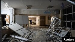 Официјални лица изјавија дека најмалку две лица се повредени од паѓање на остатоци.