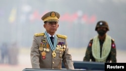 រូប​ឯកសារ៖ លោក​ឧត្តមសេនីយ៍ Min Aung Hlaing ទស្សនា​ការ​ដើរ​ដង្ហែ​ក្បួន​កងទ័ព​នៅ​ទីក្រុង​ណៃពិដោរ ប្រទេស​មីយ៉ាន់ម៉ា ថ្ងៃទី២៧ ខែមីនា ឆ្នាំ២០២១។
