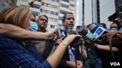 El líder opositor venezolano Juan Guaidó declara a la prensa desde su residencia en Caracas. Julio 12, 2021. [Foto: VOA/Álvaro Algarra]