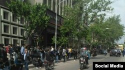 صف متقاضیان خرید ارز مقابل صرافی ها در تهران
