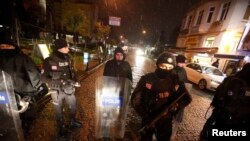 Polisi memeriksa sekitar lokasi ledakan bom bunuh diri di Istanbul (6/1).