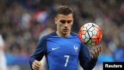Le joueur international Antoine Griezmann lors d'un match amical entre la France et la Russie au Stade de France, Saint-Denis, le 29 mars 2016