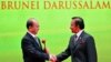 Burmar's President Thein Sein (L), chairman of the next ASEAN Summit, shakes hand with Brunei's Sultan Hassanal Bolkiah after receiving the ASEAN Gavel during the Closing Ceremony of the 23rd ASEAN Summit, Bandar Seri Begawan, Brunei, Oct. 10, 2013. 