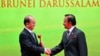 លោក​ប្រធានាធិបតី Thein Sein នៃ​ប្រទេស​ភូមា (ឆ) ដែល​នឹង​ធ្វើ​ជា​ប្រធាន​​កិច្ច​ប្រជុំ​កំពូល​អាស៊ាន​នៅ​ឆ្នាំ​២០១៤ ចាប់​ដៃ​ជាមួយព្រះចៅ​ស៊ុលតង់ Hassanal Bolkiah នៃ​ប្រទេស​ប្រ៊ុយណេ នៅ​ក្រោយ​​ការ​ទទួល​បាន​​ញញួរ​ឈើ​អាស៊ាន នៅ​ក្នុង​ពិធី​បិទ​កិច្ច​ប្រជុំ​កំពូល​អាស៊ាន​លើក​ទី​២៣ នៅ​ទី​ក្រុង Bandar Seri Begawan ថ្ងៃ​ទី​១០ តុលា ២០១៣។