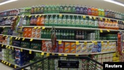 Soda, minuman energi dan minuman manis lainnya adalah sumber-sumber gula terbesar. 