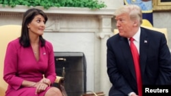 ARCHIVO: El presidente de EEUU, Donald Trump, habla con la embajadora ante la ONU, Nikki Haley, en la Oficina Oval de la Casa Blanca después de que se anunció que el presidente había aceptado la renuncia de Haley en Washington, el 9 de octubre de 2018. REUTERS/Jonathan Ernst