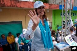 ARCHIVO - Zury Ríos Sosa, candidata presidencial por la coalición Valor y Unionista, durante un acto de campaña en Sansare, Guatemala, el 2 de junio de 2023. Los guatemaltecos acuden a las urnas el 25 de junio. (Foto AP/Moises Castillo, Archivo)