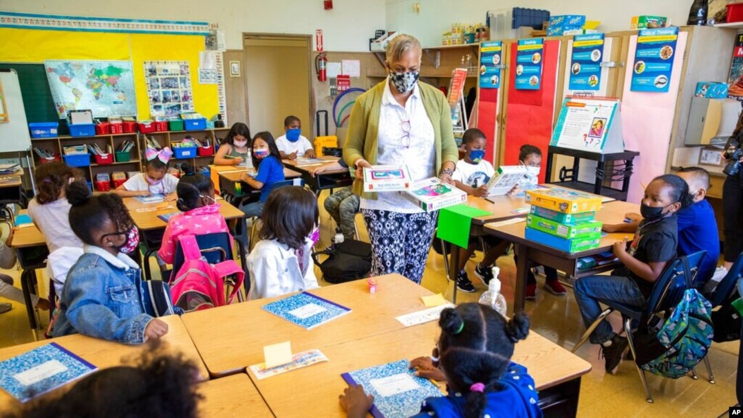 Joy Harrison instructs second-graders at Munck Elementary School, Aug. 11, 2021, in Oakland, California. The state will require its 320,000 teachers and school employees to be vaccinated against the novel coronavirus or submit to weekly COVID-19 testing.