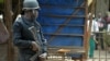 ARCHIVES - Un policier camerounais se tient en alerte à Bamenda, le 22 février 2018.