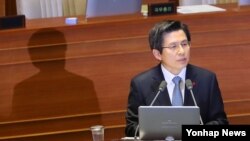 황교안 한국 대통령 권한대행 국무총리가 21일 국회에서 열린 본회의 대정부 질문에서 답변하고 있다.