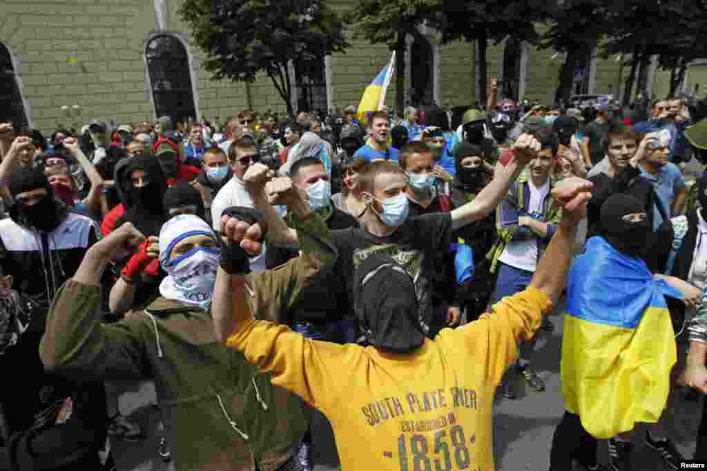 People with their faces covered take part in a pro-Ukrainian anti-separatist rally near the Kyiv Pechersk Lavra, June 22, 2014.