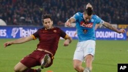 Marek Hamšík de Naples, à droite, tente un tir que Kostas Manolas Roma essaie d'arrêter lors d'un match de football de la Série A entre Naples et Rome, au stade San Paolo à Naples, Italie, 13 décembre 2015