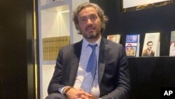 El ministro de Relaciones Exteriores argentino, Santiago Cafiero, habla con Associated Press en Daca, Bangladesh, miércoles 1 de marzo de 2023. (AP Foto/Al-emrun Garjon)