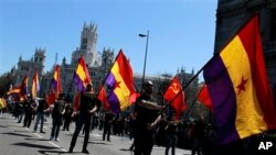 Ribuan deminstran di Madrid melakukan aksi protes menentang kekuasaan kerajaan di Spanyol, Minggu (14/4). 
