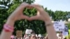 Para demonstran menuntut legislasi mengenai kepemilikan senjata api dalam aksi unjuk rasa di Gedung Capitol, Washington DC 8 Juni 2022. 