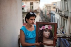 Heissy Celaya posa con un retrato de su hija Amanda Celaya, detenida por la policía durante una protesta, en La Habana, Cuba, el 20 de julio de 2021.
