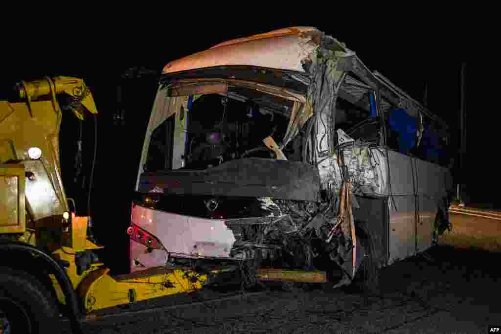 "Era un autobús que venía de Andorra por la RN320, procedente del Col de Puymorens, el autobús impactó violentamente contra el lado izquierdo de la vía, se detuvo, el impacto fue muy violento", explicó el sub prefecto de los Pirineos Orientales, Didier Carponcin.