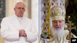 Kepala Gereja Ortodoks Rusia, Patriarch Kirill (kanan) dan Paus Fransiskus dijadwalkan akan bertemu di bandara internasional Jose Marti di Havana, Kuba, Jumat (12/2).
