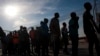 (Photo d’archives) Un groupe de migrants débarque d'un navire après avoir été secouru par les autorités maritimes espagnoles au port de Motril à Grenade, en Espagne, le mardi 11 février 2020. (Photo AP/Jesus Merida)