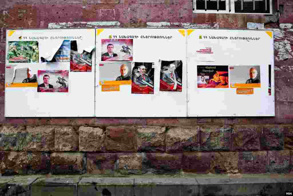 Campaign posters were few and largely limited to official spaces in Yerevan, Armenia, Feb. 16, 2013. (V. Undritz/VOA)