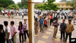 ពលរដ្ឋ​កម្ពុជា​ ឈរ​ចាំ​ដល់​វេន​​របស់​ខ្លួន ដើម្បី​បោះឆ្នោត។