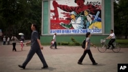 지난 2013년 6월 평양 거리에 '군사 원칙에 입각한 경제 건설'을 강조하는 선전화가 걸려있다. (자료사진)