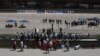 Los familiares participan en el octavo evento anual "Abrazos, no muros" en el Río Grande, en Ciudad Juárez, México, el sábado 19 de junio de 2021 y que permite encuentros entre inmigrantes a ambos lados de la frontera.