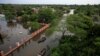Desplazados por inundaciones en Paraguay conviven en refugios mientras se esperan más lluvias