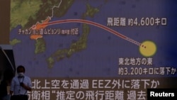 Laporan berita tentang Korea Utara yang menembakkan rudal balistik ke Jepang, di Tokyo. (Foto: Reuters)