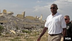 Durante su viaje, Lewis se reunió con el presidente electo Michel Martelly, encuentro en que discutieron la reforestación.