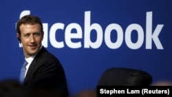 លោក Mark Zuckerberg កំពុងនៅលើឆាកមួយក្នុងអំឡុងការជួបជុំនៅទីស្នាក់ការ Facebook ក្នុងរដ្ឋ California។