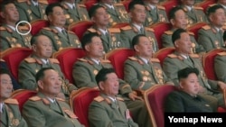 북한 장정남 전 인민무력부장(흰색 원)이 일선 군단장으로 물러난 것으로 보인다. 29일 조선중앙통신 홈페이지에 게재된 김정은 국방위원회 제1위원장의 '전승절'(정전협정 체결일) 기념 공훈국가합창단 공연 관람 사진을 확인한 결과 장정남이 상장(별 3개) 계급장을 달고 야전 군단장들과 나란히 관람석에 앉아있는 모습이 포착됐다. 