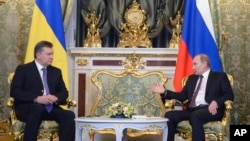 Russian President Vladimir Putin, right, and his Ukrainian counterpart Viktor Yanukovych talk during their meeting in Moscow, Dec. 17, 2013.