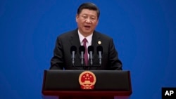 លោក​ ស៊ី ជីនពីង​ ​(Xi Jinping) ប្រធានាធិបតី​​នៃប្រទេសចិន ថ្លែង​នៅ​ក្នុង​សន្និសីទ​សារព័ត៌មាន​​មួយ​នៅ​ក្នុង​ពេលបញ្ចប់​​​វេទិកា​ខ្សែ​ក្រវ៉ាត់ ​និង​ផ្លូវ នៅ​មជ្ឈមណ្ឌល​សន្និសីទ​អន្តរជាតិ​ Yanqi Lake ដែល​នៅ​ភាគខាងជើង​ទីក្រុង​ប៉េកាំង នៅថ្ងៃទី​១៥ ខែឧសភា ឆ្នាំ២០១៧។ (Nicolas Asfouri/Pool Photo via AP)
