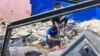 Palestinos observan la destrucción provocada por un ataque aéreo israelí en Rafah, Franja de Gaza. Lunes, 29 de abril de 2024