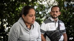 Los venezolanos Yolmedi Carina Gómez, izquierda, y José Luis Porras Pinilla, posan para una fotografía durante una entrevista en Bogotá, Colombia, el martes 5 de diciembre de 2023. 