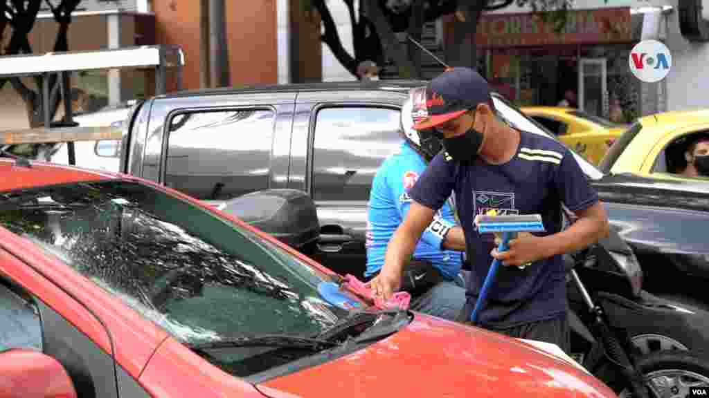 En los semáforos de Cúcuta, también es muy común ver venezolanos limpiando los vidrios de los carros para recoger algunas monedas.
