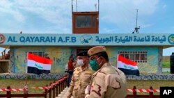 Soldados iraquíes custodian una base aérea cerca de Mosul tras los ataques ddel 27 de marzo de 2020.